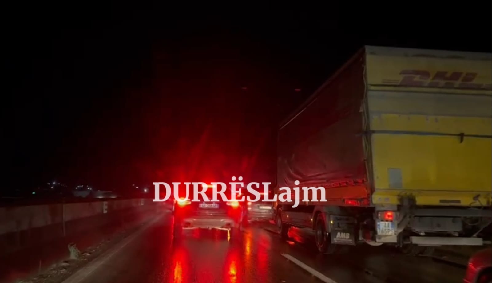 Autostrada Durrës–Tiranë vijon e përmbytur, trafik kilometrik në këtë aks rrugorë /Video