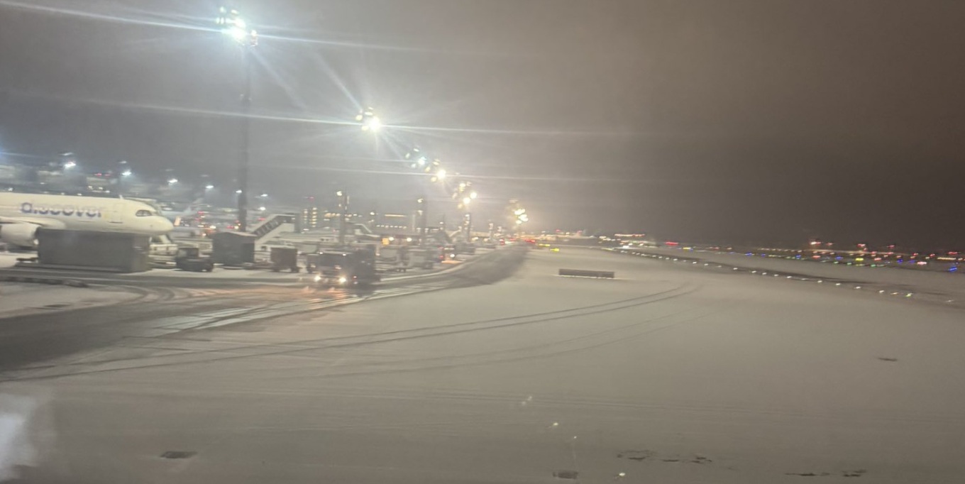 Stuhia “Gunda” paralizon fluturimet në Gjermani, dhjetëra anulime në aeroportin e Frankfurtit për shkak të akullit dhe dëborës