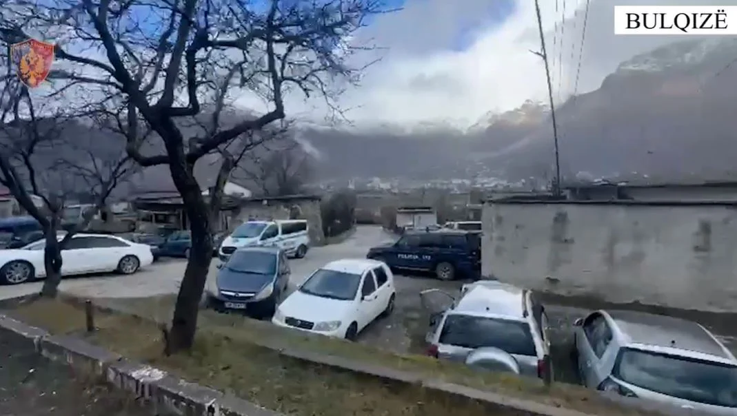 Babai plagos me thikë djalin brenda banesës, 29-vjeçari përfundon në spital