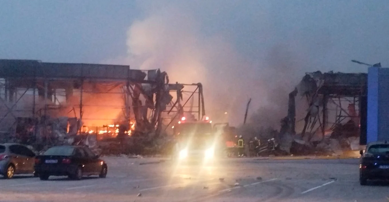 Zjarr i madh në një fabrikë biskotash në Greqi/ Pesë punëtorë të zhdukur, 6 të tjerë dërgohen në spital