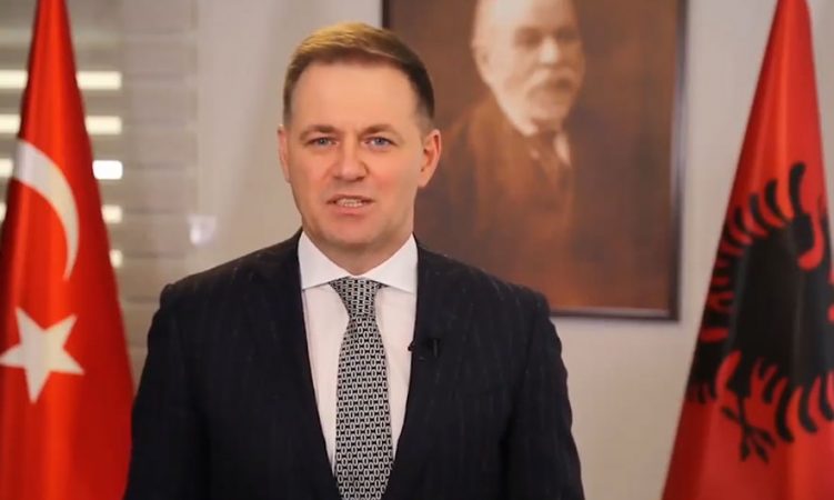 Largohet nga detyra Drejtori i Përgjithshëm i Doganave Genti Gazheli