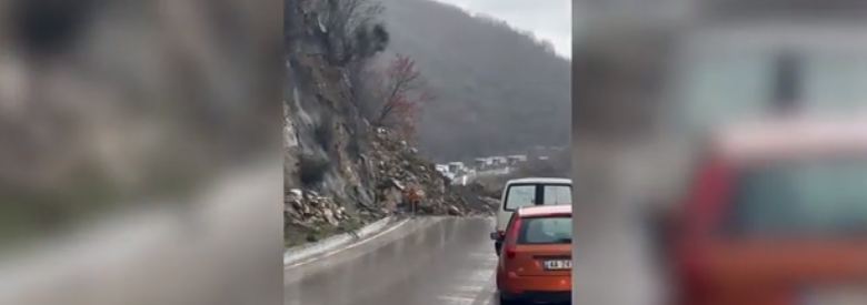 Rrëshqitja e dherave në rrugë, bllokohet segmenti Gjirokastër-Tepelenë