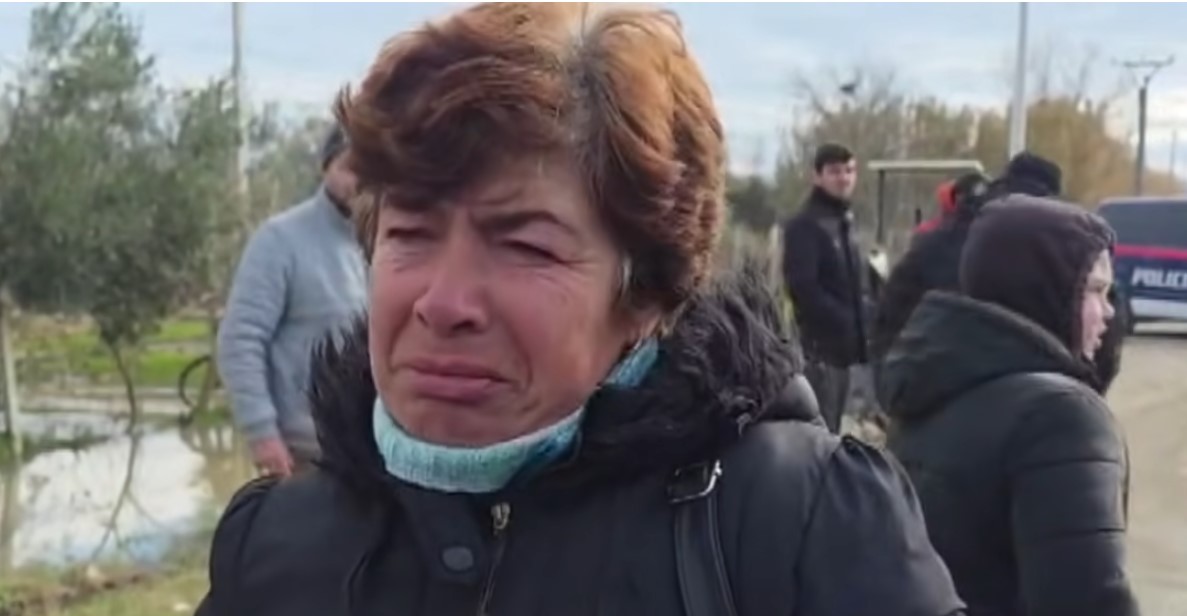 “Kam burrin dhe djalin të bllokuar”- Çahet argjinatura në Fier, banorët humbin kontaktet me familjarët