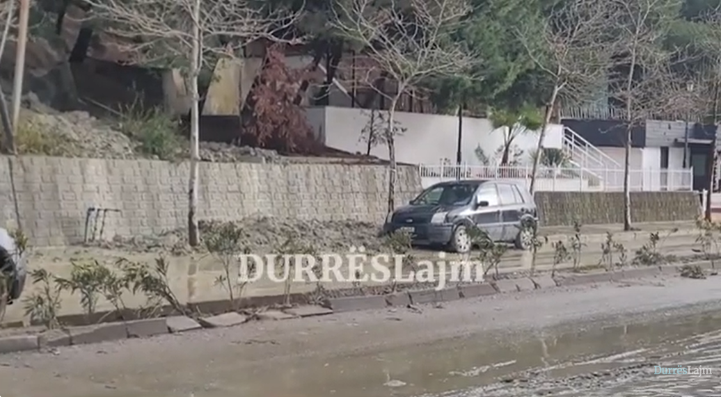 Masive dheu shkëputen në Currila, vështirësi në qarkullimin e automjeteve (VIDEO)