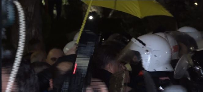 Gaz lotsjellës dhe shishe para Kuvendit/ Përplasje mes protestuesve dhe policisë