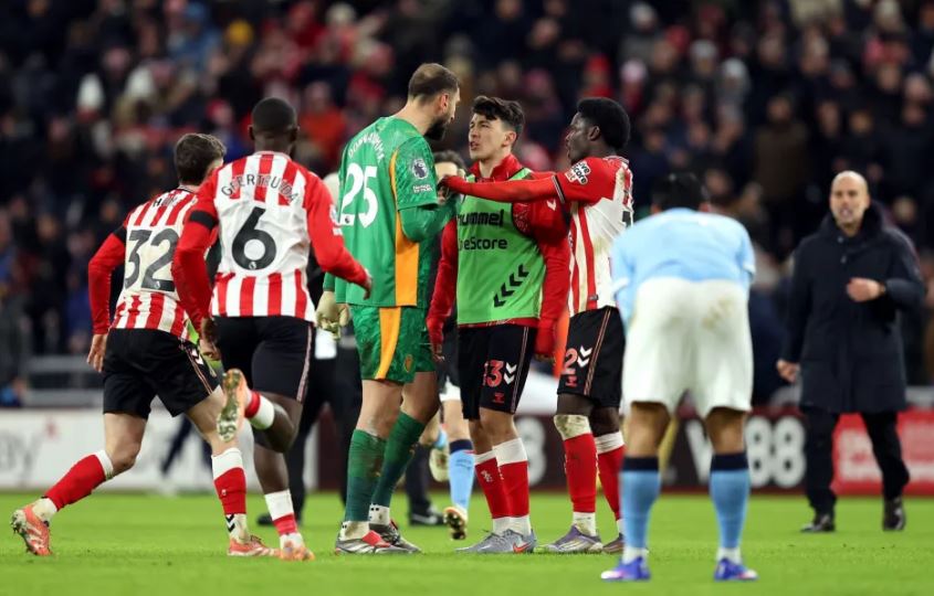 I vërsulet kundërshtarit, Donarumën e tradhtojnë nervat, ndërhyn Guardiola