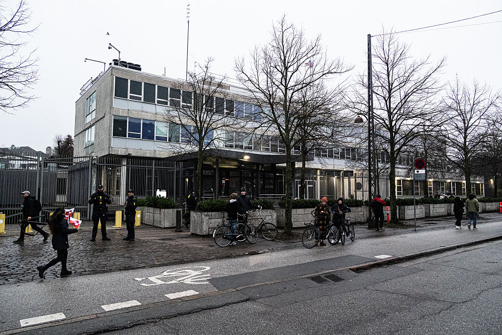 Skandal në Kopenhagen, Ambasada amerikane heq 44 flamujt në nder të ushtarëve danezë