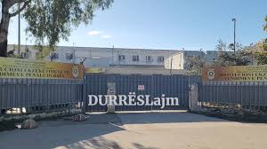 Punonjësit të burgut në Durrës i vjedhin armën dhe kursimet në banesë