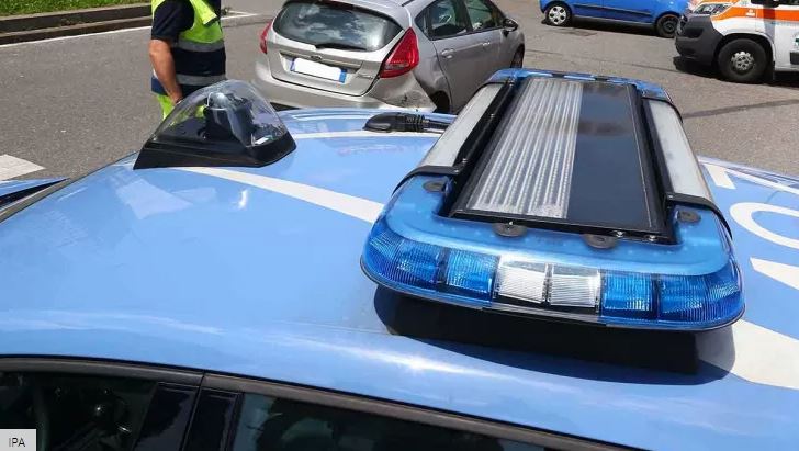 Panik në autostradë, “BMW”-ja e 2 shqiptarëve në korsi të kundërt me shpejtësi skëterrë! Kapen duke u arratisur fushave