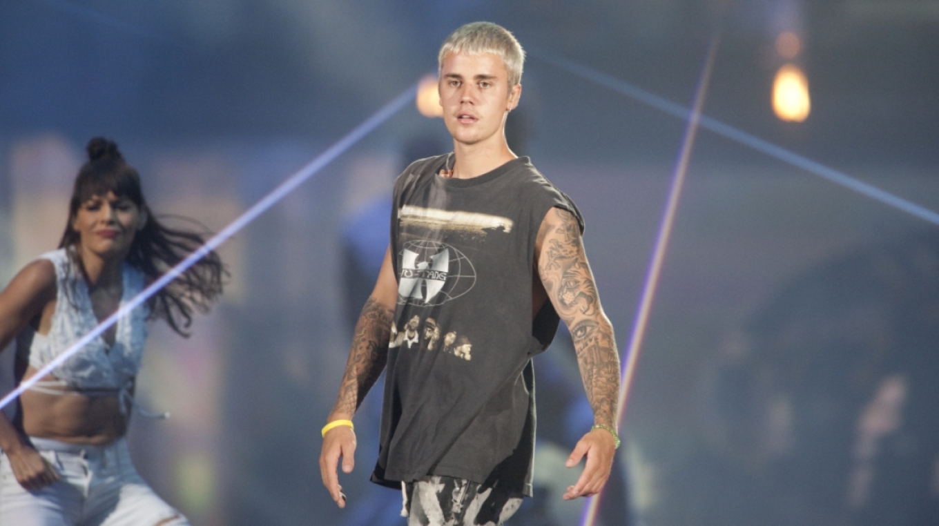Pas katër vitesh mungesë, Justin Bieber rikthehet në skenën e çmimeve Grammy