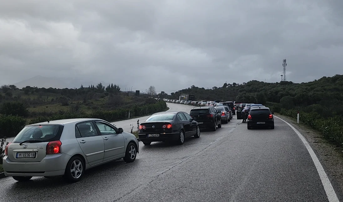 Trafik deri në 7 km në Kakavijë, emigrantët qëndrojnë mbi 3 orë në doganë