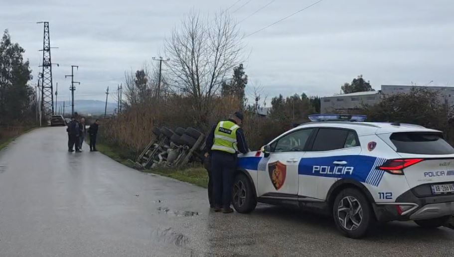 Kamioni del nga rruga pranë mbikalimit të autostradës dhe përmbyset në kanal, shoferi dhe pasagjeri shpëtojnë për mrekulli…