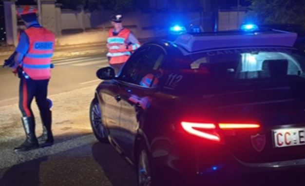 Skenë si në filma aksion, 25-vjeçari shqiptar çan postbllokun e karabinierëve dhe aksidentohet gjatë ndjekjes