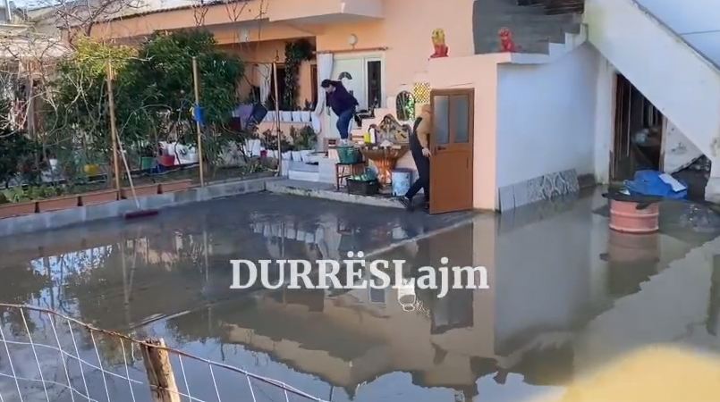 Shtëpitë në ish-Kënetë ende nën ujë edhe pas 6 ditësh nga përmbytjet… (VIDEO)