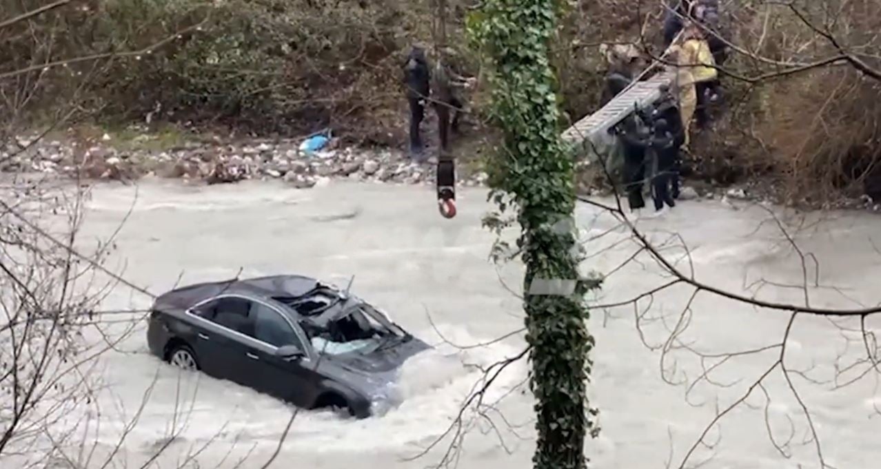 Automjeti gjendet në rrjedhën e një përroi, asnjë gjurmë nga drejtuesi 30-vjeçar i mjetit