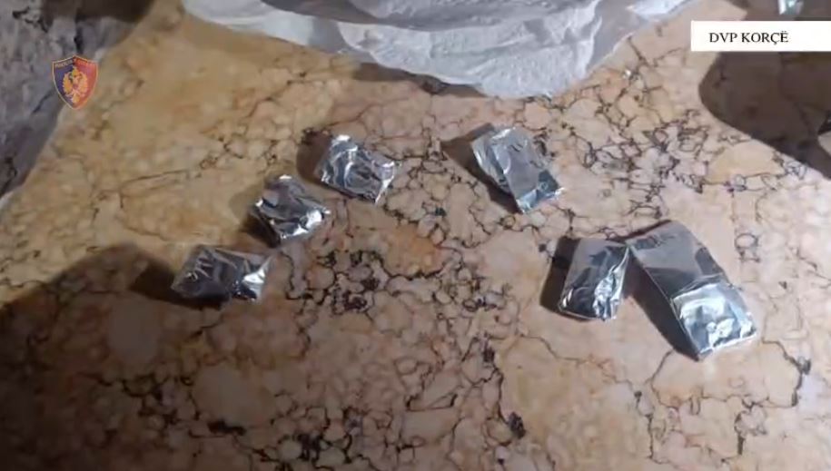 FOTO/ Ktheu lokalin në ‘dyqan’ kokaine, arrestohet pronari 41-vjeçar me dy identitete