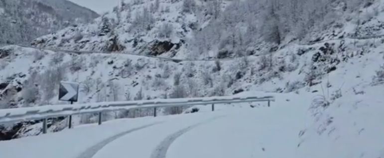 Reshjet e dendura të dëborës në qarkun e Kukësit, dhjetëra fshatra të bllokuara