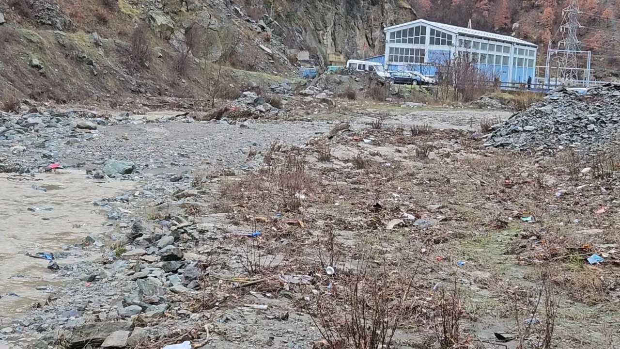 Katër familje të izoluar prej 11 ditësh në Kukës, rrëshqitja e dheut u ka bllokuar rrugën