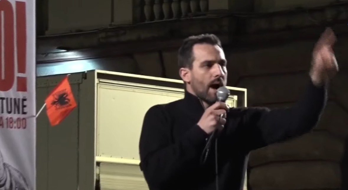 “Me Belindën në krah, po i bën karshillëk shoqërisë”– Lapaj para Kryeministrisë: Ramës po i rrëzohet fasada