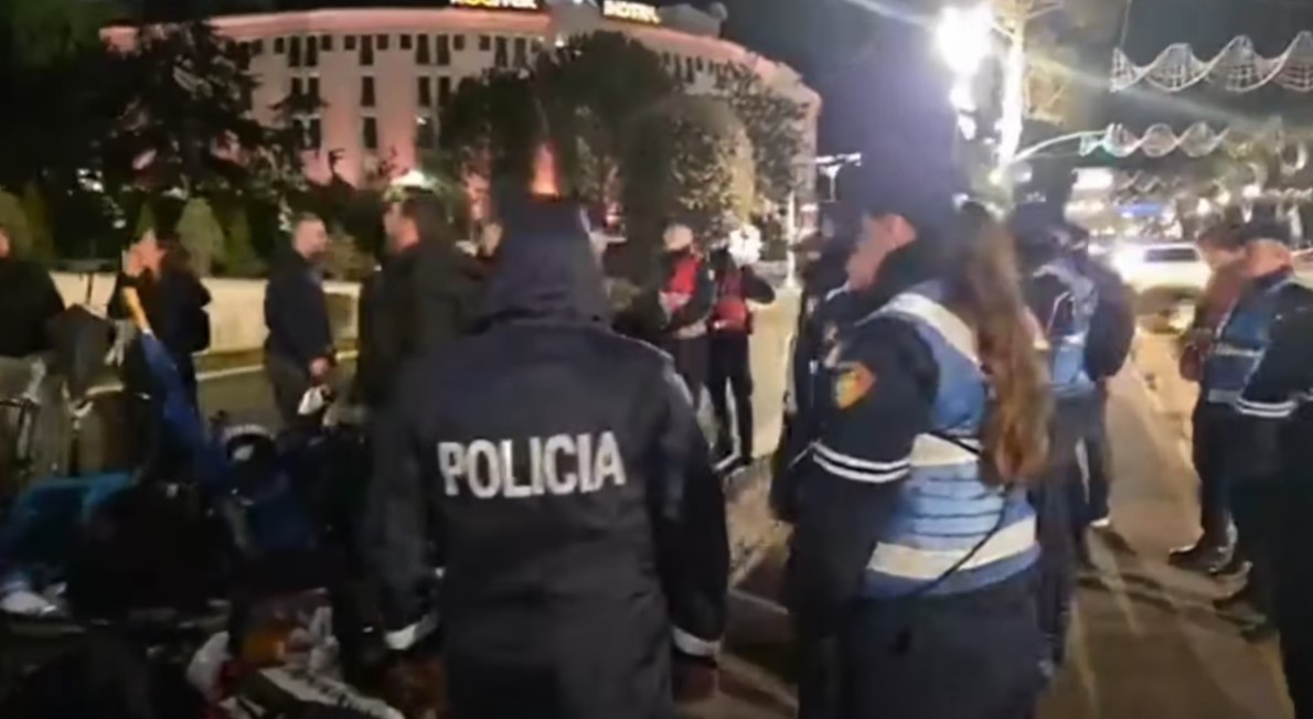 “Ik merr Belindën se po të vjedh”- Adriatik Lapaj përplaset me uniformat blu: E tepruat tani, po turpëroni Policinë e Shtetit