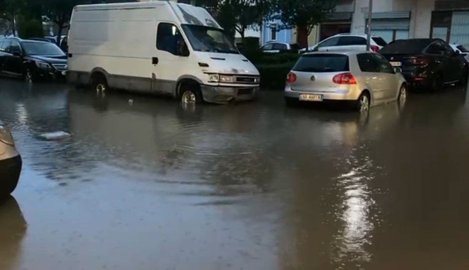 Edhe Lezha nën pushtetin e ujit, përmbyten rrugët dhe hyrjet e shkollave