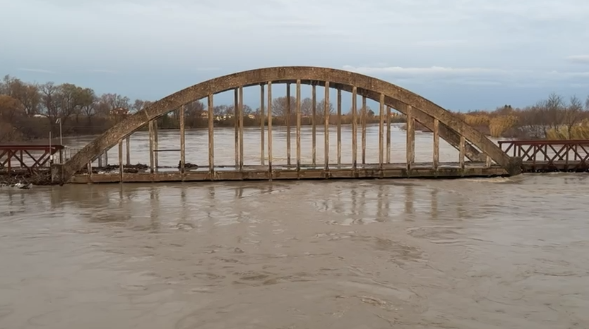 Bie ndjeshëm niveli i ujit në lumin Vjosë. Nis verifikimi i dëmeve