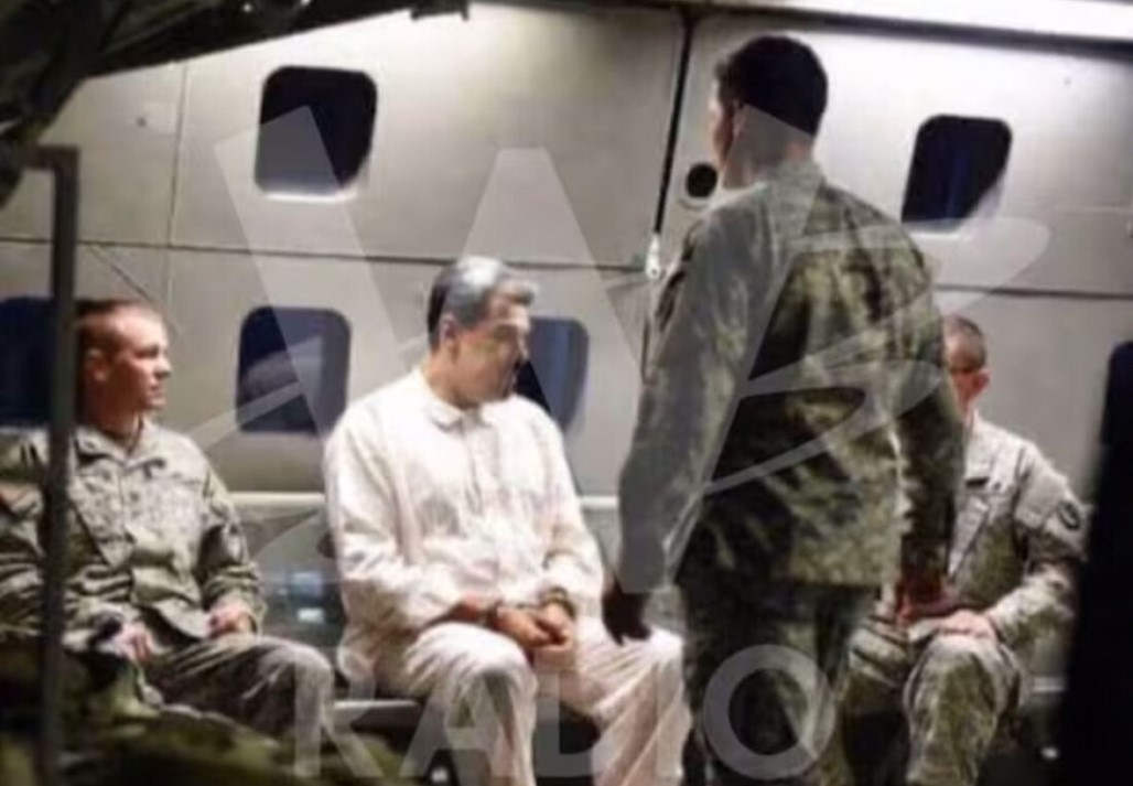 Brenda një helikopteri me pranga në duar, publikohet fotoja e Maduros nga mediat e Venezuelës