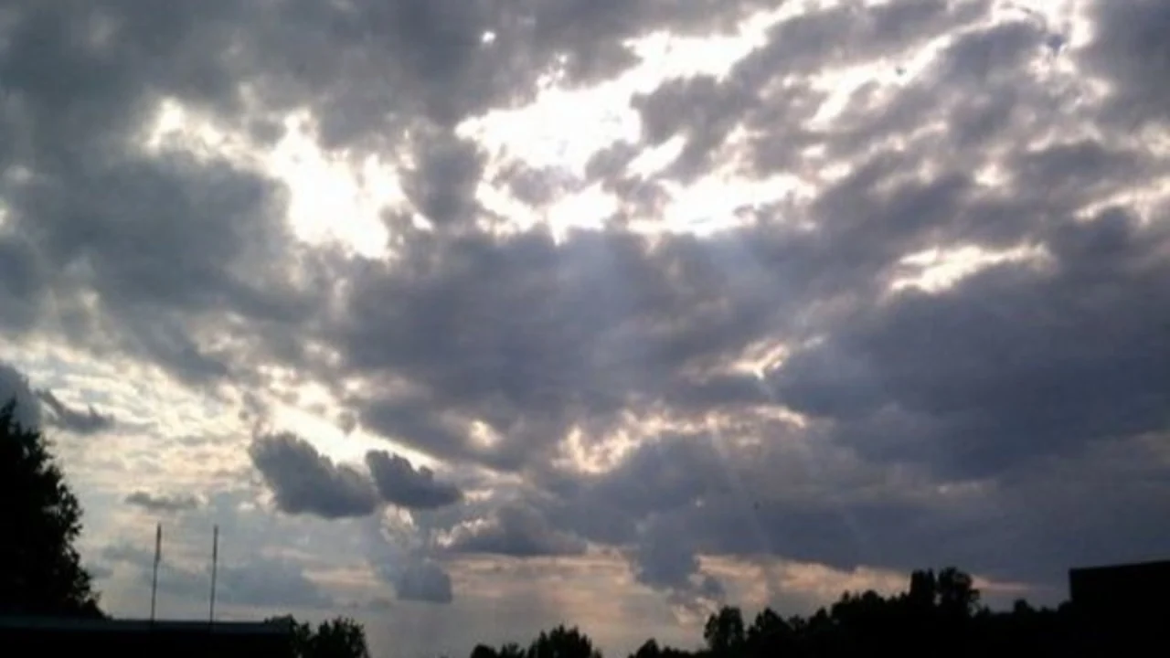 Ditë me diell dhe me vranësira të pakta, parashikimi i motit për këtë të enjte