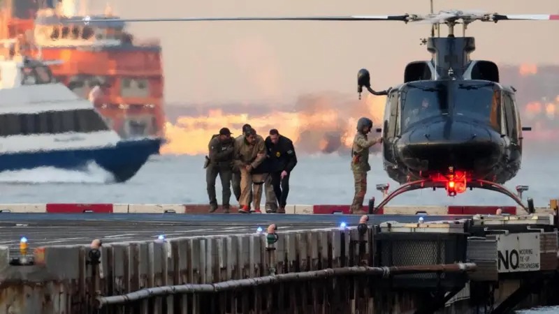 Me pranga në duar dhe nën masa të rrepta sigurie, Maduro dhe gruaja e tij transferohen nga qelia me helikopter drejt New York-ut