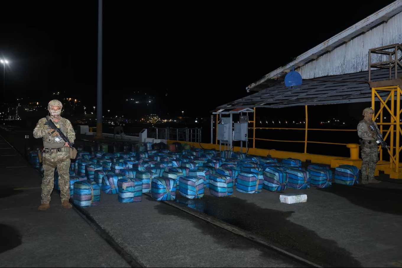 Anija ngeci në plazh pas ndjekjes, policia sekuestron 5 tonë kokainë 