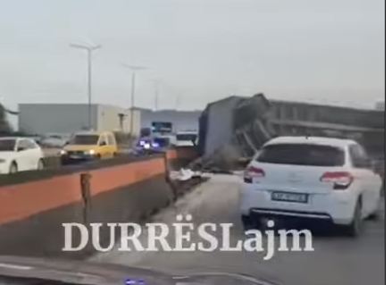 VIDEO/ Përmbyset kamioni në autostradën Durrës-Tiranë, trafik i rënduar
