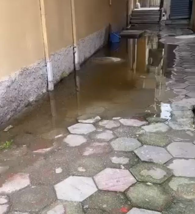 Pallati në Durrës, i rrethuar nga ujërat e zeza. Banori: E pamundur të hyjmë në shtëpitë tona! (VIDEO)