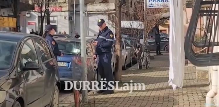 Babai plagosi vajzën dhe kalimtarin që tentoi ta ndalonte, policia zbardh ngjarjen në Durrës