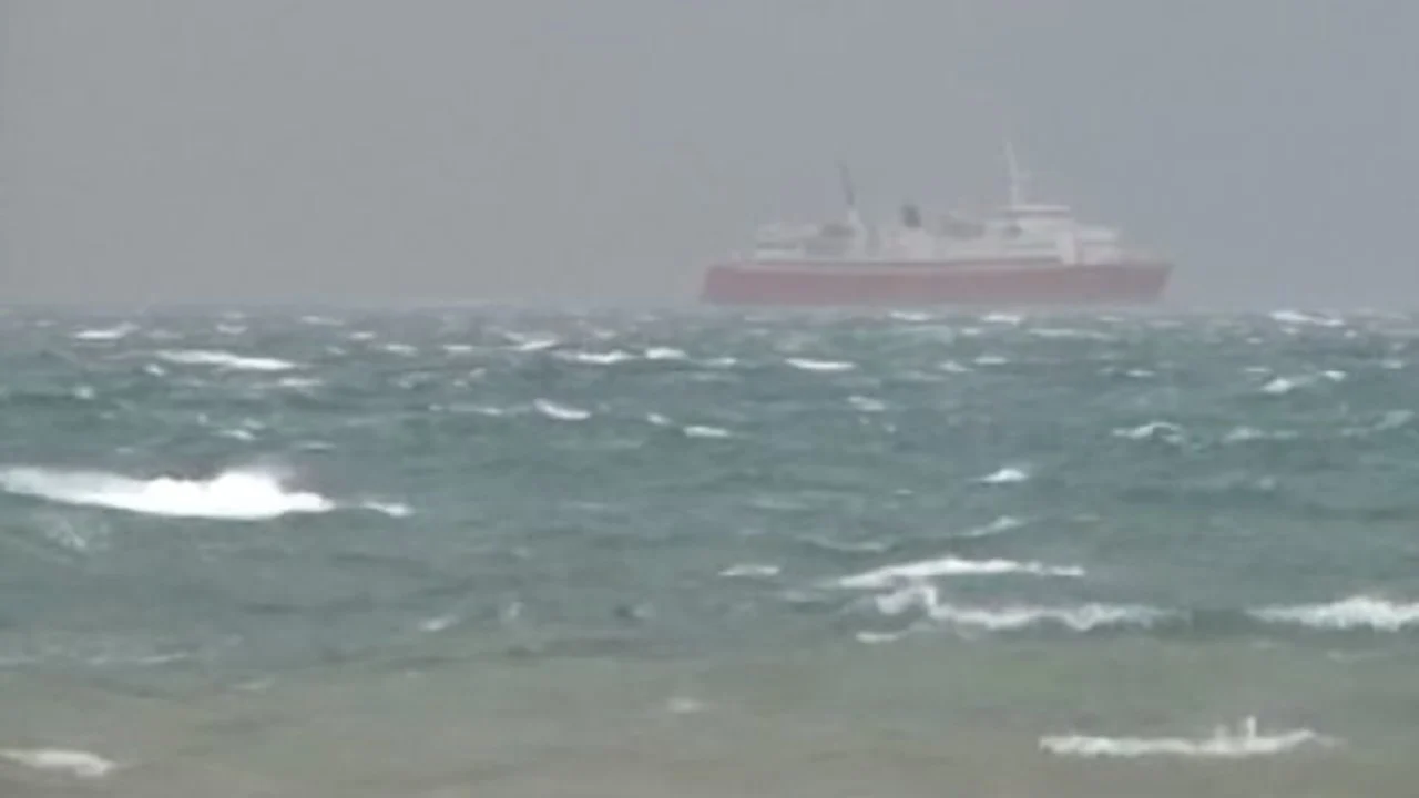 Përkeqësohen kushtet detare, ndalohet lundrimi i mjeteve të vogla në Gjirin e Vlorës