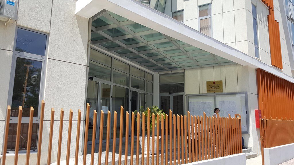 Fusnin drogë në qeli kundrejt pagesës, Prokuroria e Elbasanit kërkon burg për policin dhe dy personave që ia siguronin