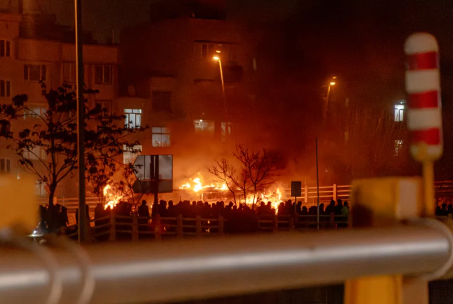 ‘Digjet’ Irani/ Protestuesit sfidojnë shtetin, shënohen përplasje të dhunshme