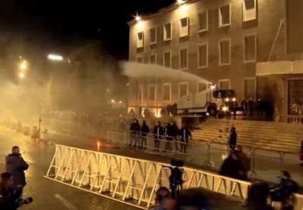 Protestuesit sulmohen me ujë me spec djegës e gaz lotsjellës, njerëzit në bulevard ndihen keq