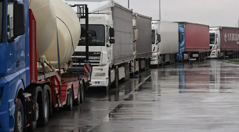 Shoferët e kamionëve në disa vende të Ballkanit bllokojnë kalimet kufitare, shenjë proteste kundër pasojave të sistemit të ri digjital të BE-së