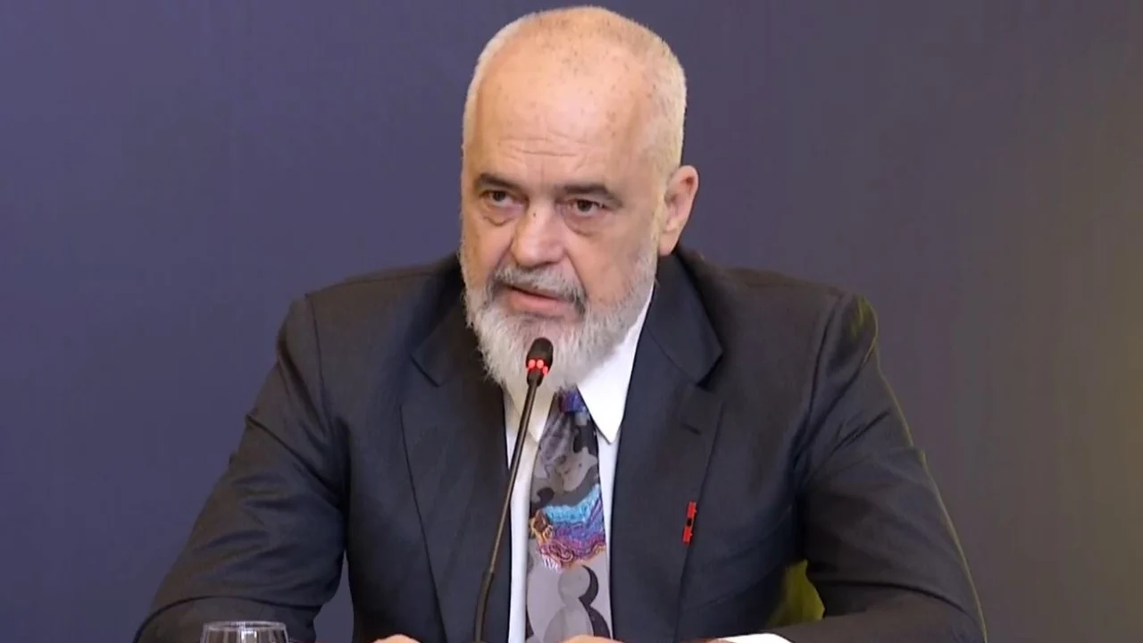 Rama publikon foto nga vendet europiane dhe ironizon: Nuk e kuptoj pse nuk po më fajësojnë akoma mua për reshjet në Itali, Greqi etj…