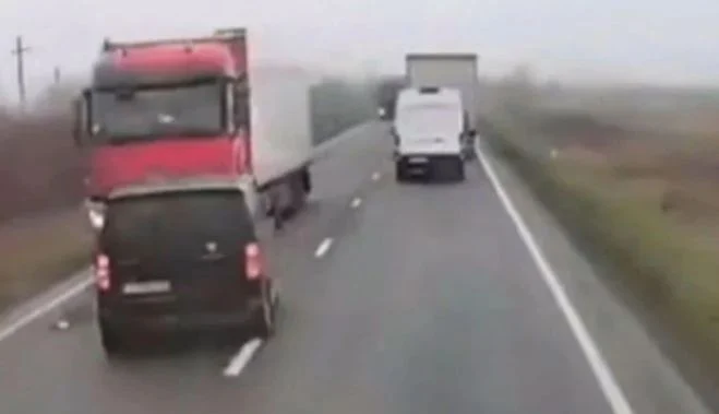 Aksidenti tragjik në Rumani/ Dëshmia tronditëse e të mbijetuarit për mjekun grek: Shoferit iu bllokua timoni pas parakalimit…