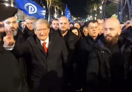 Berisha del nga selia dhe zbret në shesh! Nis zyrtarisht protesta e PD para Kryeministrisë