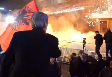 Përfundon fjalimi i Berishës, protestuesit hedhin bomba molotov drejt kryeministrisë