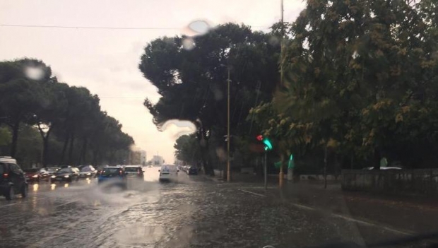 Moti i keq në Tiranë, dy autobusë pësojnë defekt në mes të rrugës