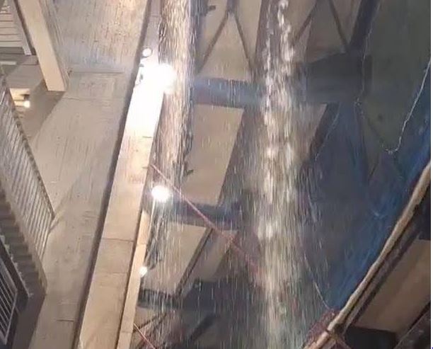 Shiu “pushton” stadiumin e rinovuar të Barcelonës, rrjedhje të mëdha uji nga tavani