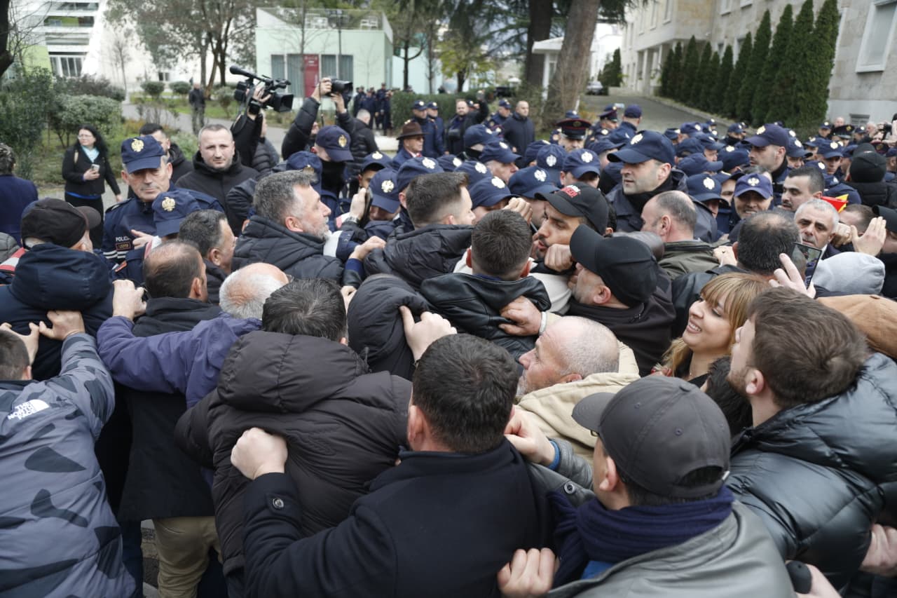 Protesta e “Shqipëria Bëhet”, arrestohen katër mbështetës, procedohen disa të tjerë! Nisin hetimet edhe për Lapajn