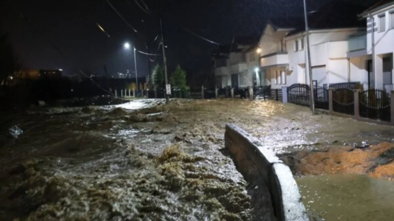 Vërshime masive në Kosovë/ Shpallet gjendje e jashtëzakonshme në dy komuna, shtyhet procesi mësimor