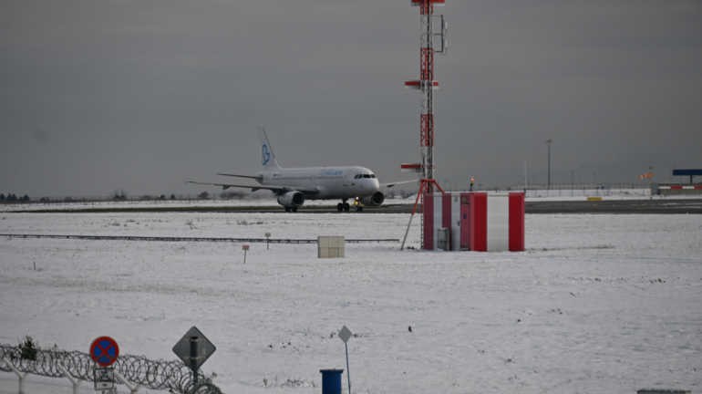 Moti i keq, aeroporti i Vjenës mbyllet për shkak të ngricës, pista e mbuluar nga akulli