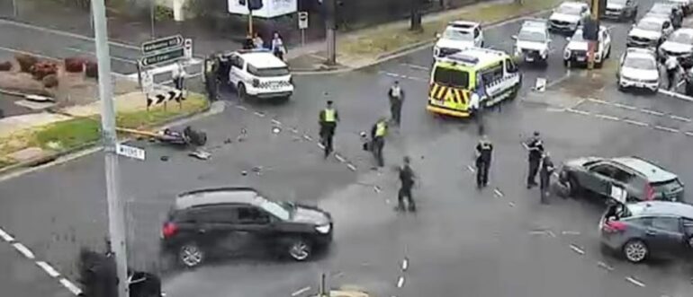 Incident dramatik! Makina e vjedhur përplaset me autobusin e shkollës, nxënësit në panik mes të shtënave me armë (VIDEO)