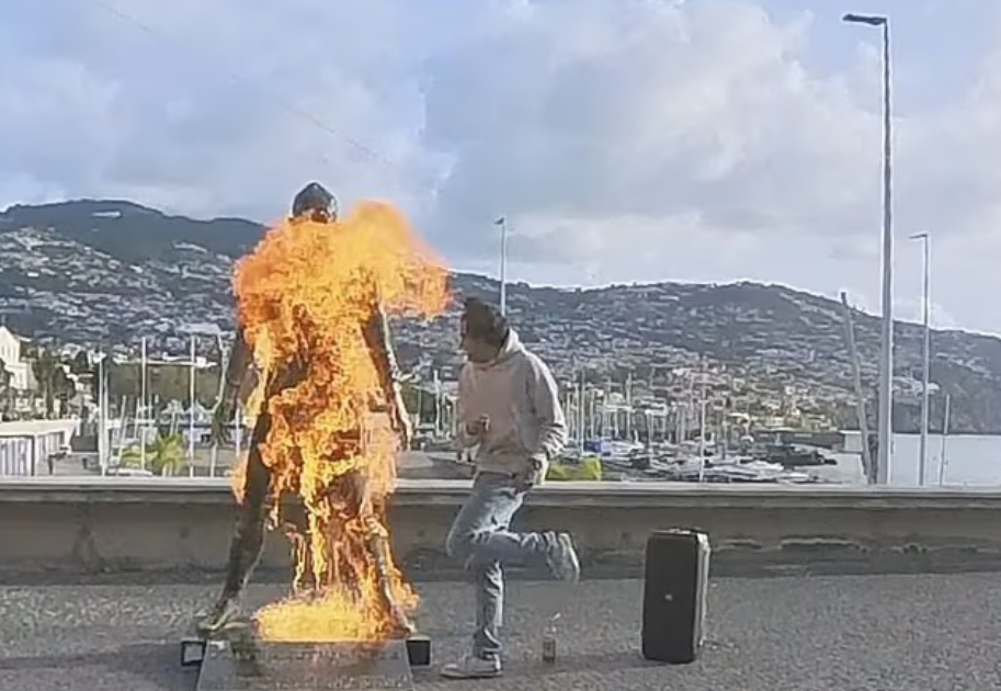 Tentoi të digjte statujën e Ronaldos, policia në ndjekje të vandalit