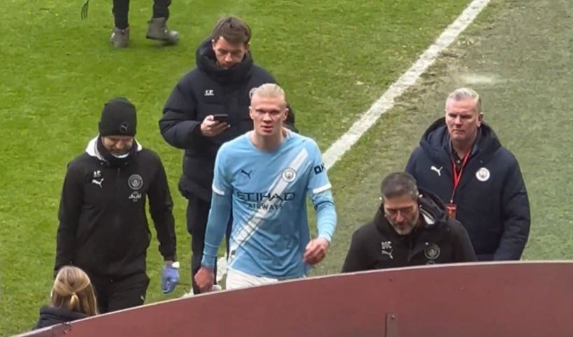 Tifozët e Mançester Junajtid nuk harrojnë incidentin famëkeq dhe i hakërrehen sulmuesit: Haland, si është babai yt?